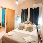 Orpheus House Beachfront 2br With Balcony & Sea View Walk To Old Town * La Canée