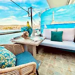 Orpheus House Beachfront 2br With Balcony & Sea View Walk To Old Town * La Canée