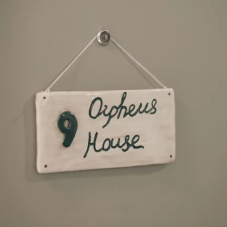 Orpheus House Beachfront 2br With Balcony & Sea View Walk To Old Town Апартаменти