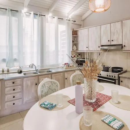 Orpheus House Beachfront 2br With Balcony & Sea View Walk To Old Town * Ханья (Крит)