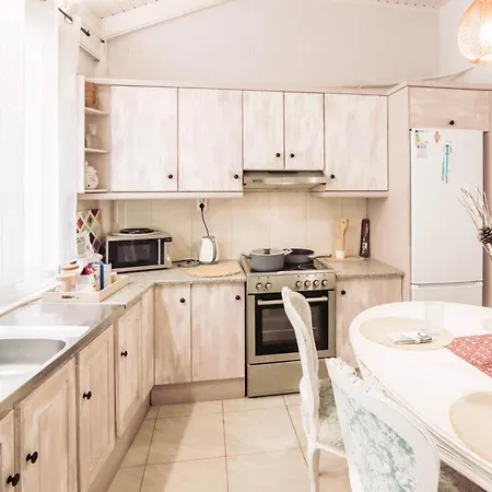 Апартаменти Orpheus House Beachfront 2br With Balcony & Sea View Walk To Old Town