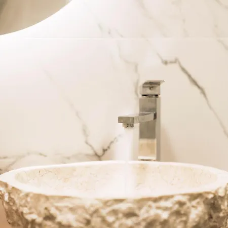 Orpheus House Beachfront 2bdr Апартаменти *