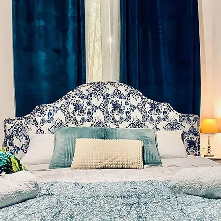 Orpheus House Beachfront 2br With Balcony & Sea View Walk To Old Town Appartement Chania (Crete)