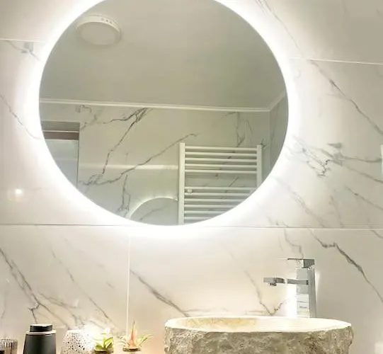 Orpheus House Beachfront 2br With Balcony & Sea View Walk To Old Town 아파트 *