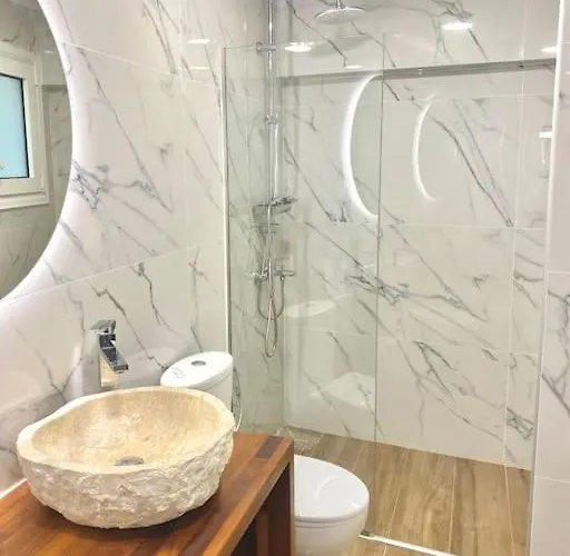 Orpheus House Beachfront 2br With Balcony & Sea View Walk To Old Town Appartement