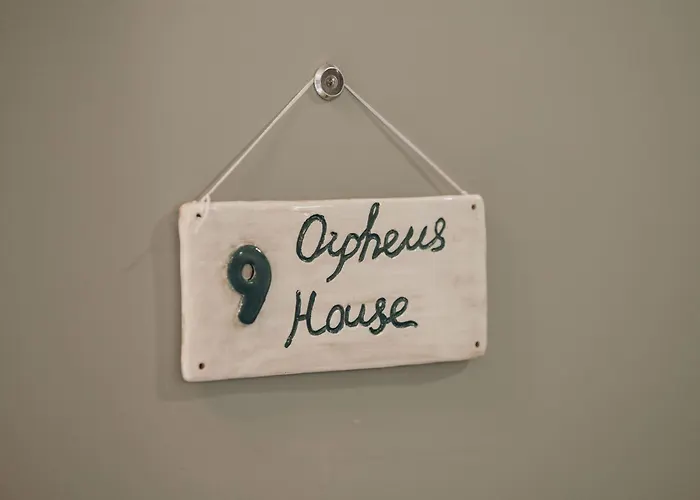 Orpheus House Beachfront 2br With Balcony & Sea View Walk To Old Town Apartament