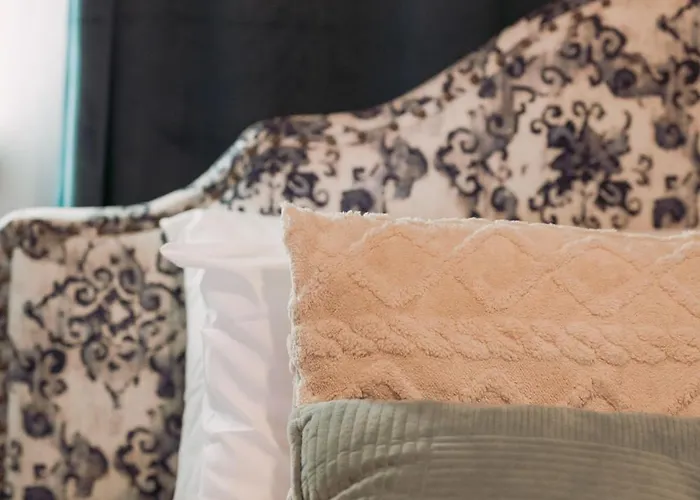 Orpheus House Beachfront 2br With Balcony & Sea View Walk To Old Town