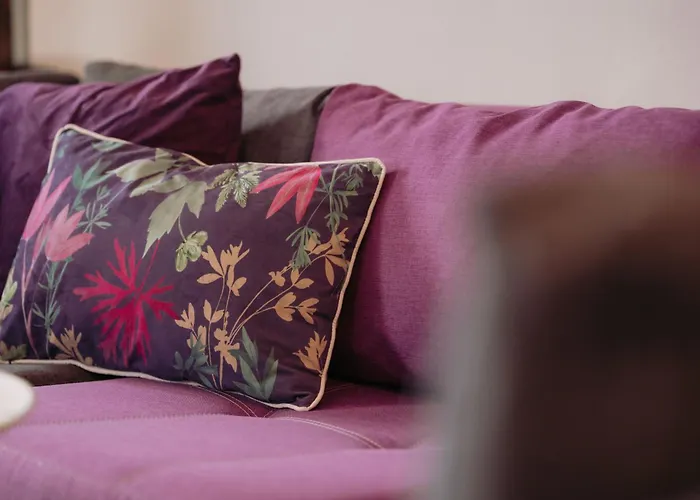 Апартаменти Orpheus House Beachfront 2br With Balcony & Sea View Walk To Old Town