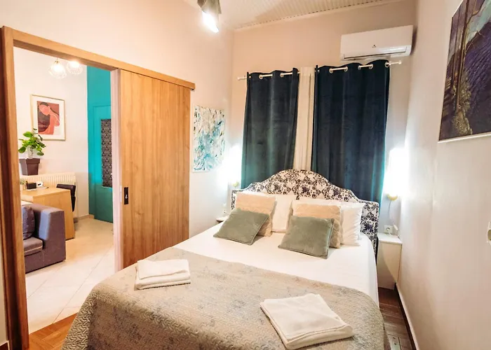 Orpheus House Beachfront 2br With Balcony & Sea View Walk To Old Town * Chania (Crete)