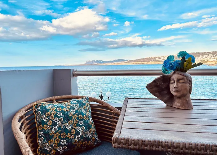 Orpheus House Beachfront 2br With Balcony & Sea View Walk To Old Town *