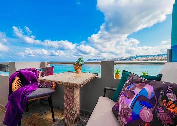 Orpheus House Beachfront 2br With Balcony & Sea View Walk To Old Town Appartement